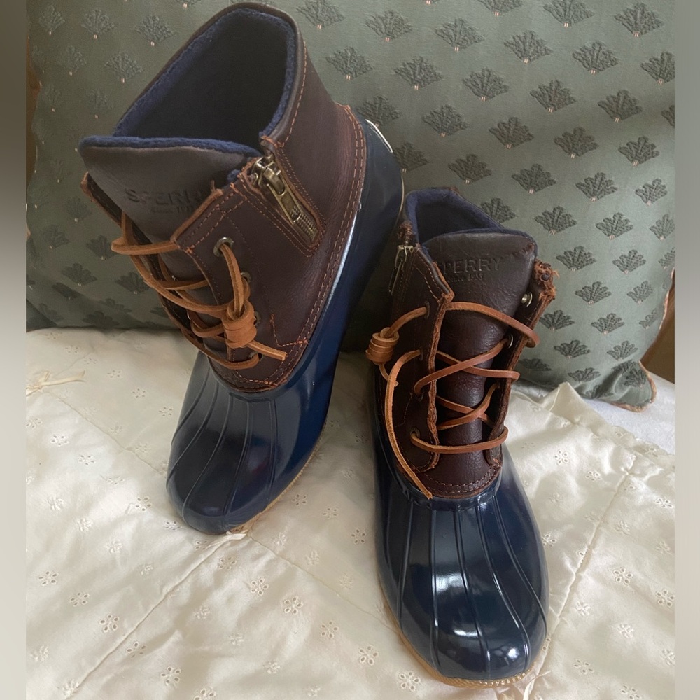 Sperry Women’s Saltwater wet weather duck boots. Leather upper.